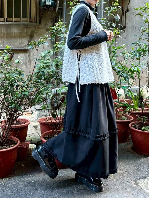 白色滿版立體玫瑰花兩側綁帶背心 