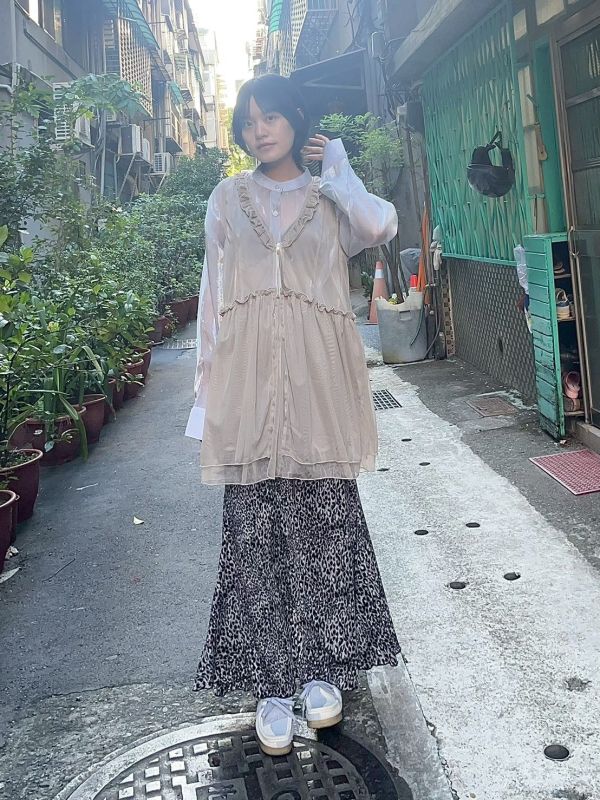 拉鍊木耳花捲邊領雙層紗背心 