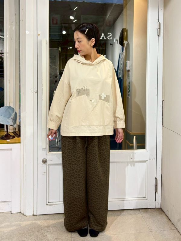 落肩不規則口袋飛鳥刺繡連帽上衣 