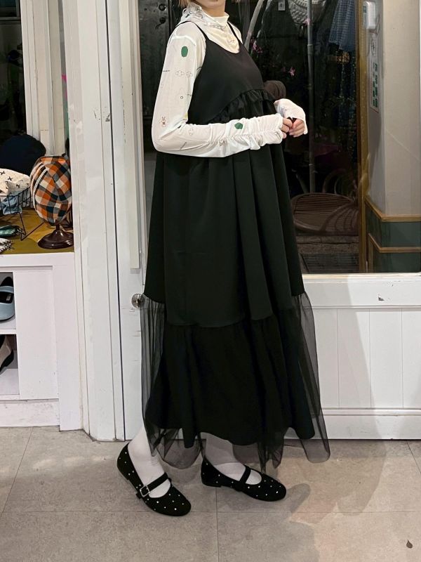 黑色花邊拼接紗紗吊帶洋裝 