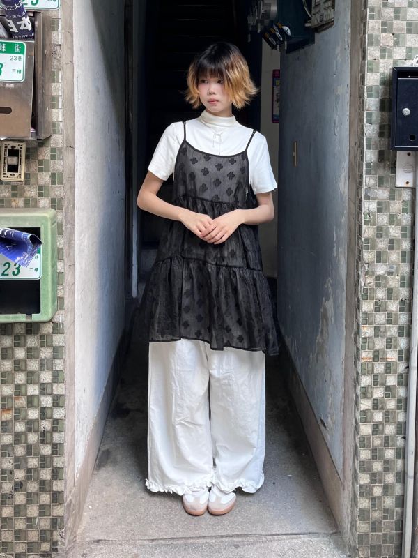 滿版小花光澤透紗吊帶背心 