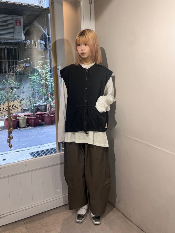 布標排扣牛仔背心 