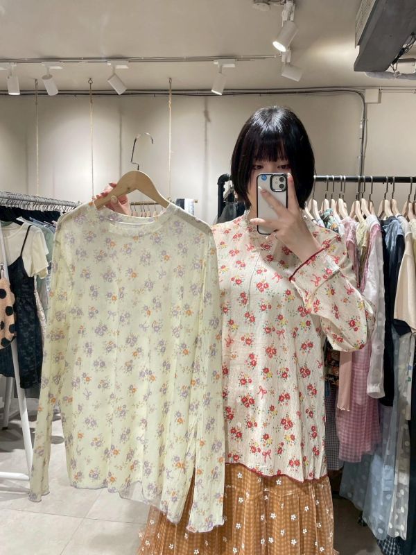 蝴蝶結小花微透紗圓領長袖上衣 