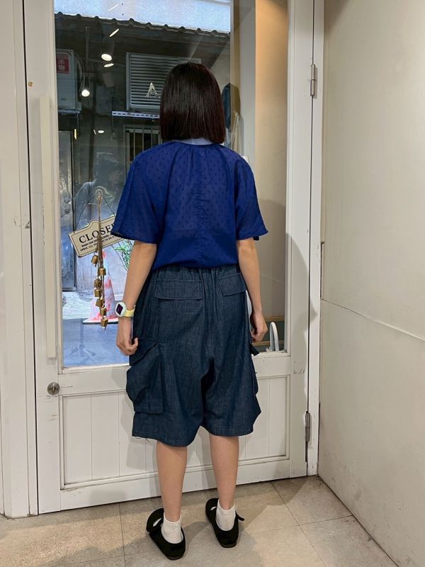 淺藍領撞色立體刺繡包布釦透膚襯衫 