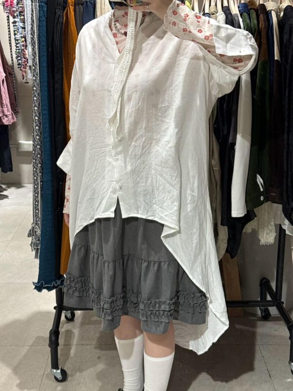 前短後長棉麻喇叭袖V領襯衫 