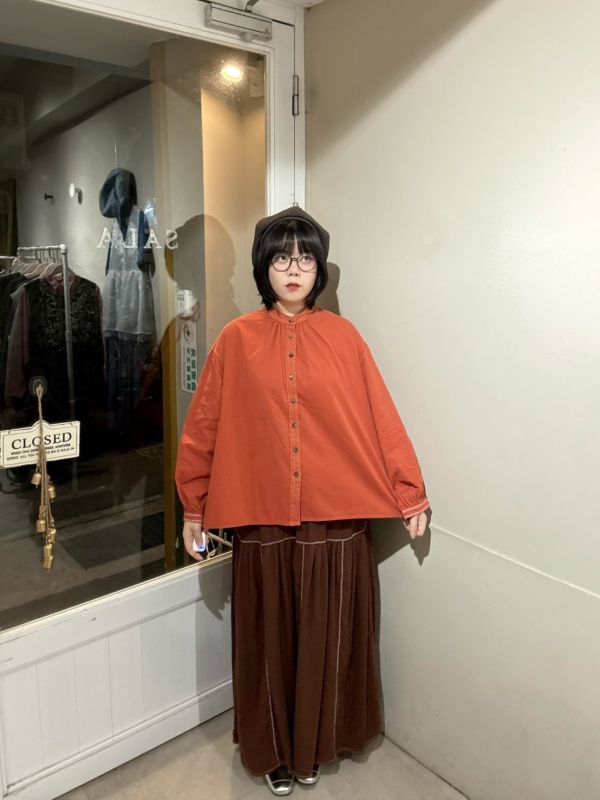 橘紅領口抓皺蕾絲拼接泡泡袖襯衫 