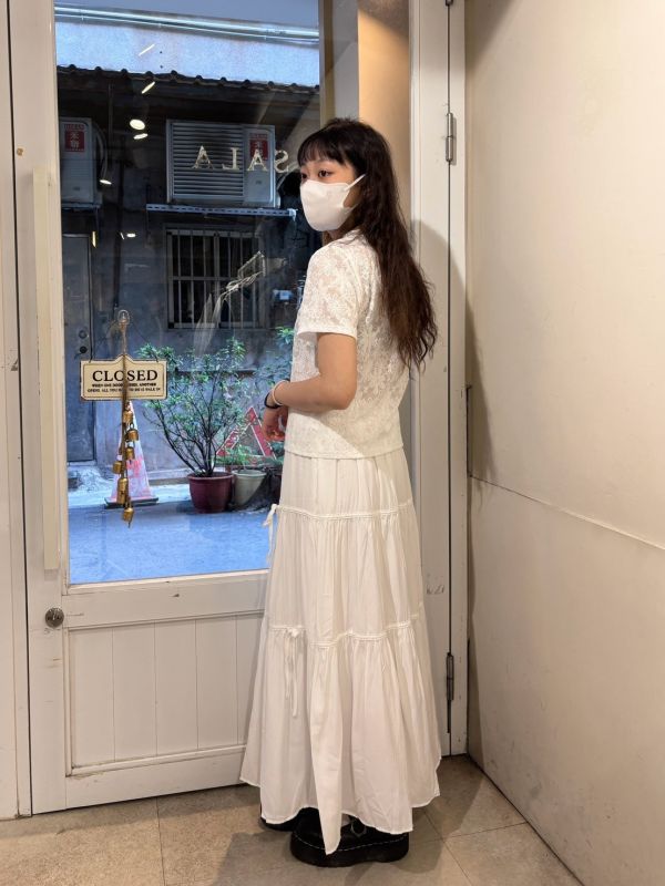 短版透膚低調壓花彈性短袖上衣 