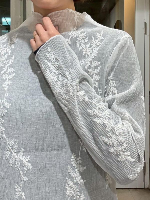 白色皺皺布刺繡花微高領透膚上衣 