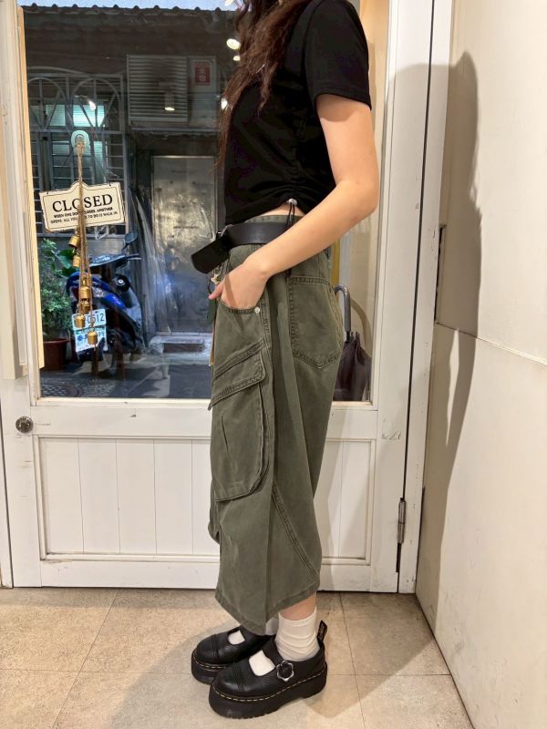 流蘇軍綠工裝感斜口袋八分褲 