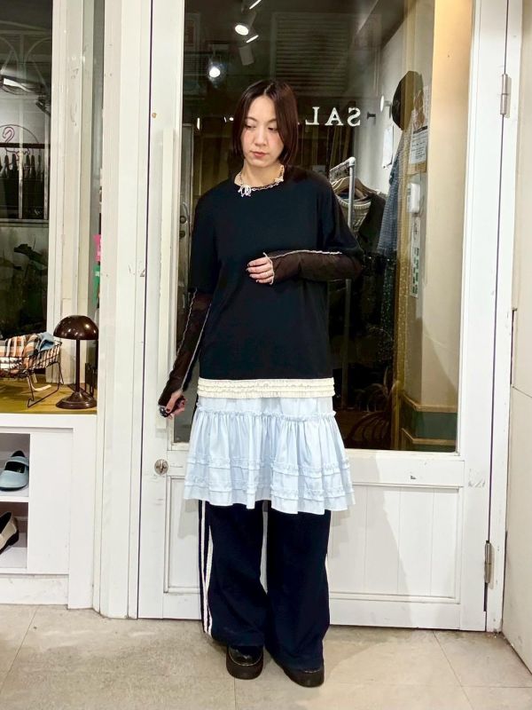 涼感親膚壓紋下擺蕾絲拼接短袖上衣 