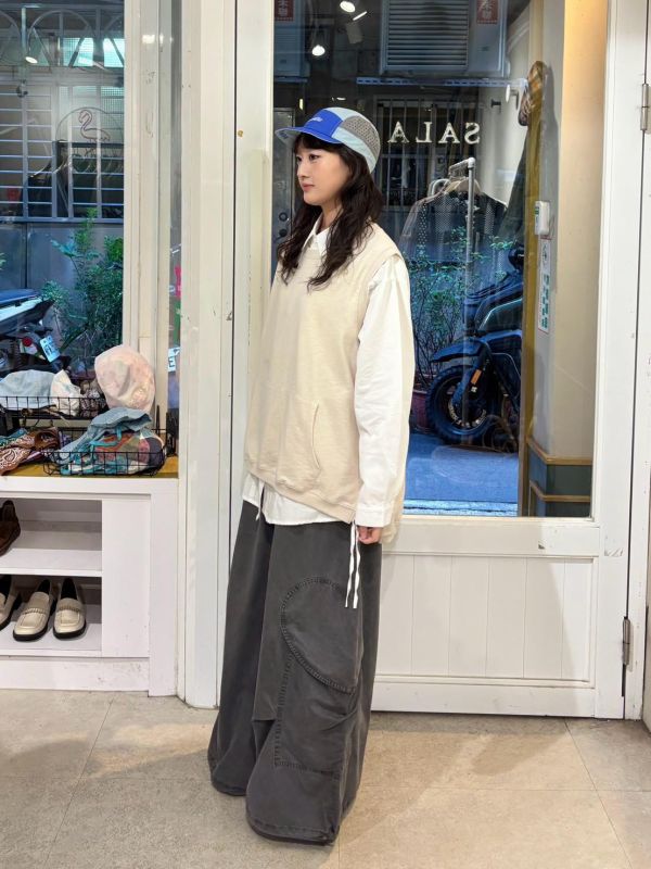 大口袋側開衩杏色背心 