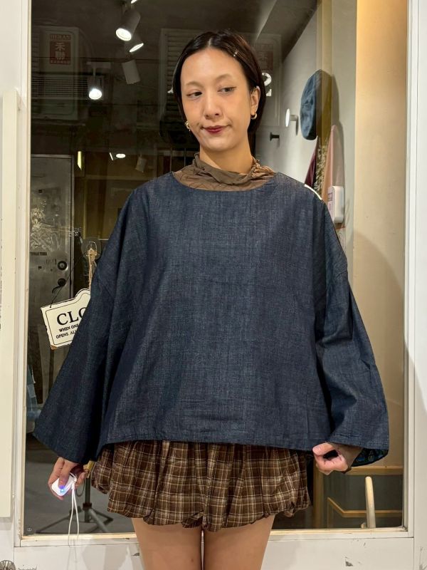 雙面穿滿版花寬版布標牛仔上衣 