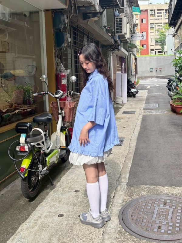 細直條奶油擠花下擺襯衫 