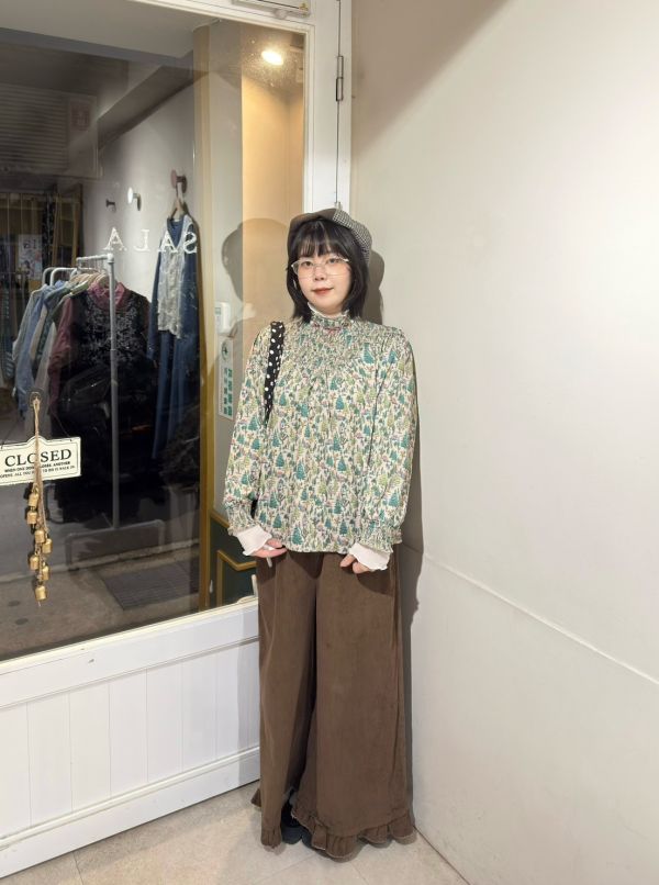 滿版圖騰皺皺彈力布拼接長袖上衣 