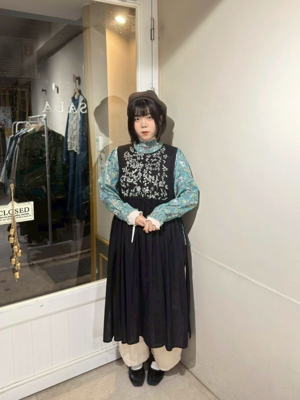 滿版圖騰皺皺彈力布拼接長袖上衣 