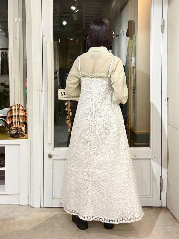 側拉鍊滿版刺繡小花吊帶背心洋裝 