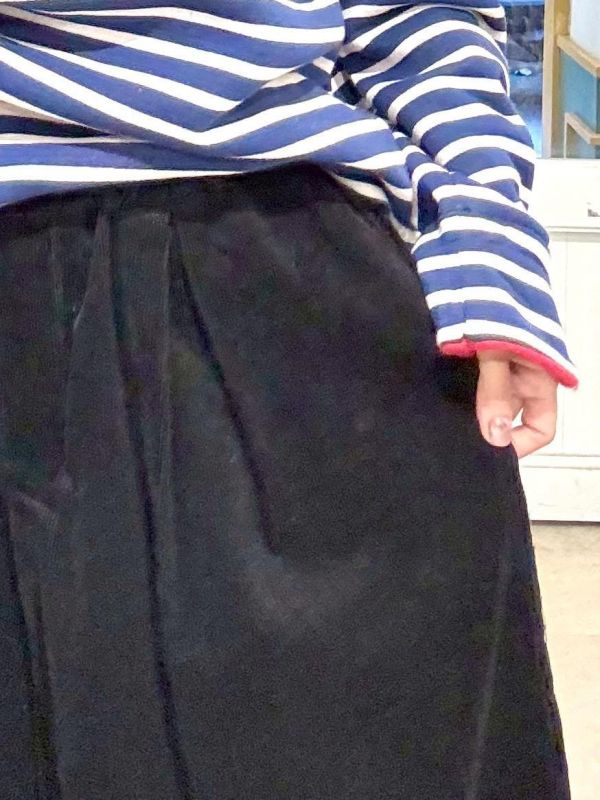 黑色細燈芯絨繭型九分寬褲 