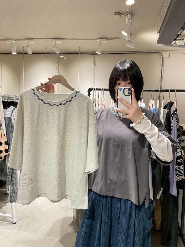 小房子刺繡設計圓領上衣 