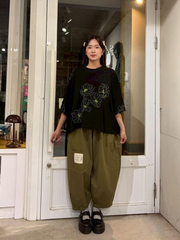 撞色縫線小花落肩上衣 