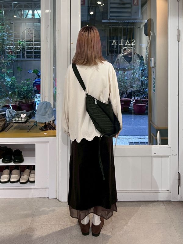 刺繡弧形花邊燈籠長袖上衣 