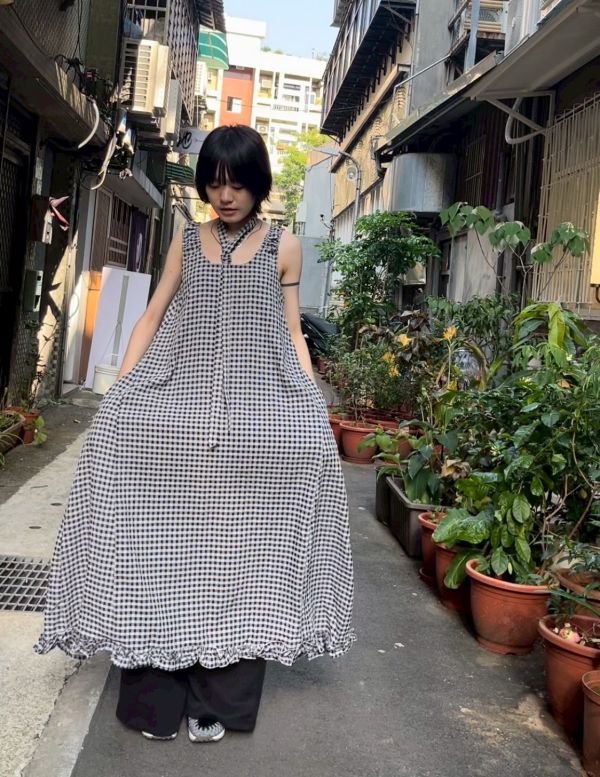 格紋彈性肩下襬花邊雙口袋長洋附綁帶 