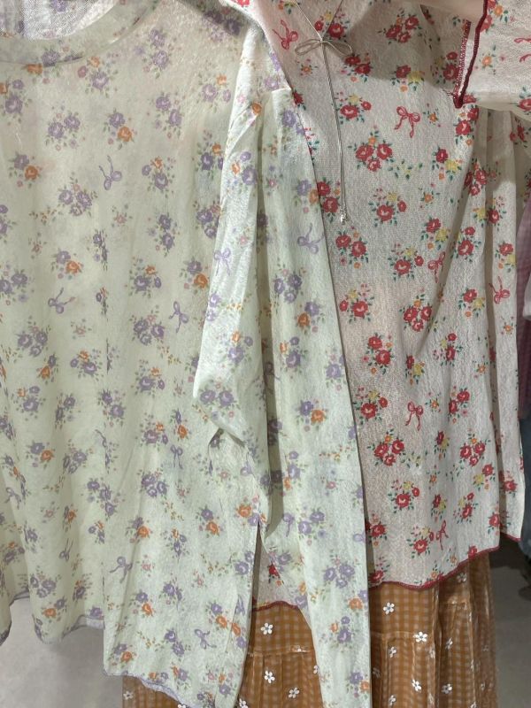 蝴蝶結小花微透紗圓領長袖上衣 