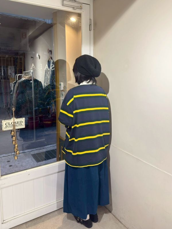 黃綠條紋白領寬鬆落肩長袖上衣 