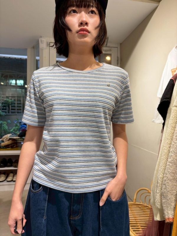 撞色橫紋胸前銀標上衣 