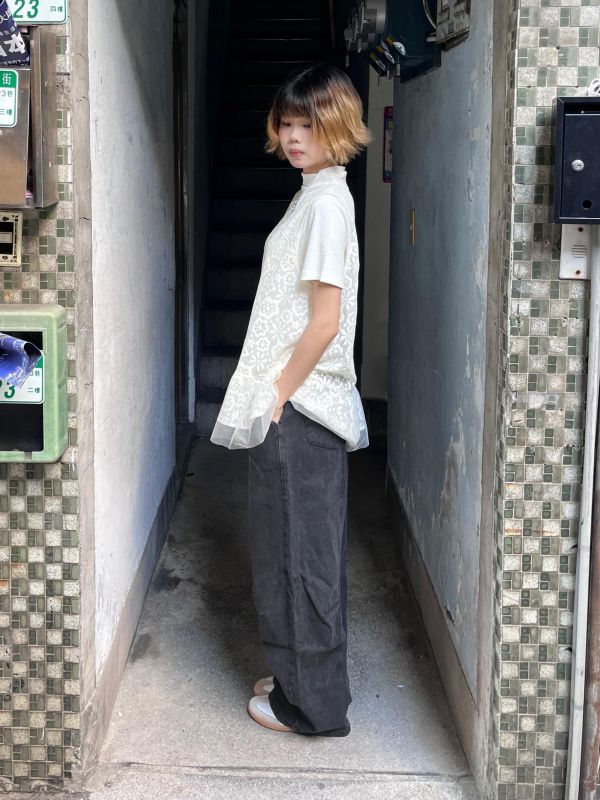 刺繡小花鏤空拼接紗寬肩帶背心 