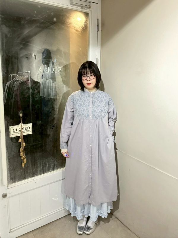 小花刺繡拼接淺灰藍縮口長袖洋裝 
