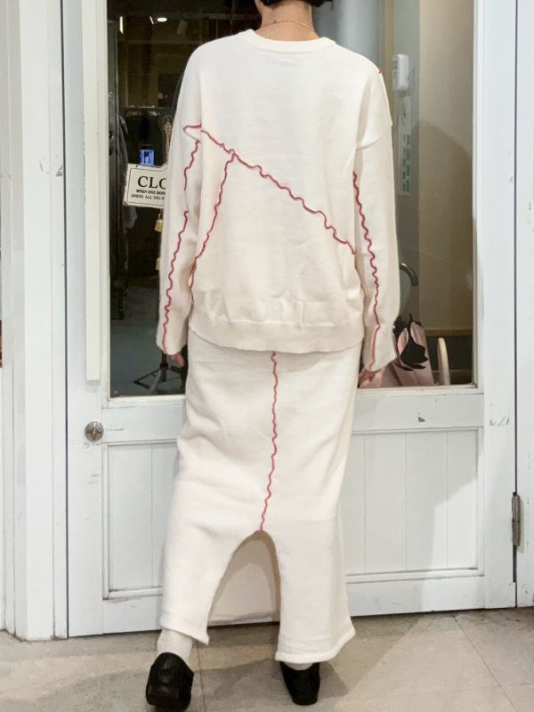 紅色不規則車縫線白色針織套裝 