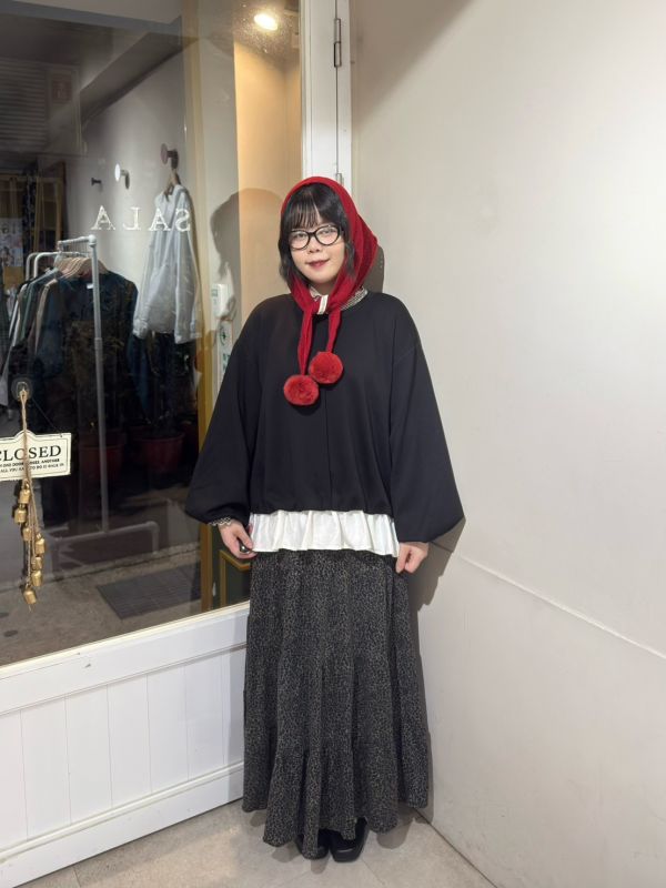 泡泡袖鬆緊袖口荷葉邊拼接下擺長袖上衣 