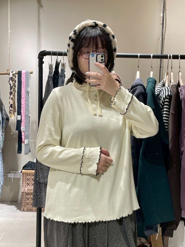 蕾絲撞色雙滾邊直條壓紋上衣 