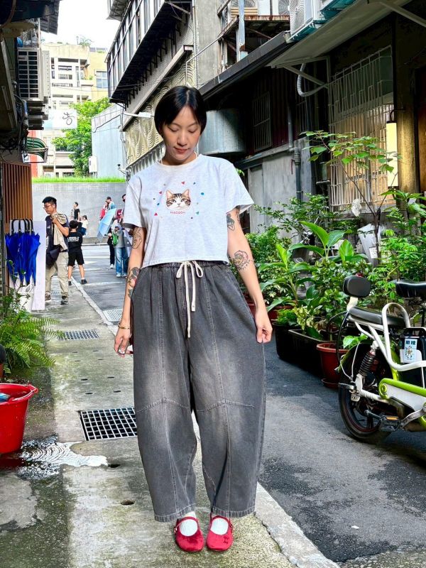 鬆緊腰抽繩彎刀牛仔褲 