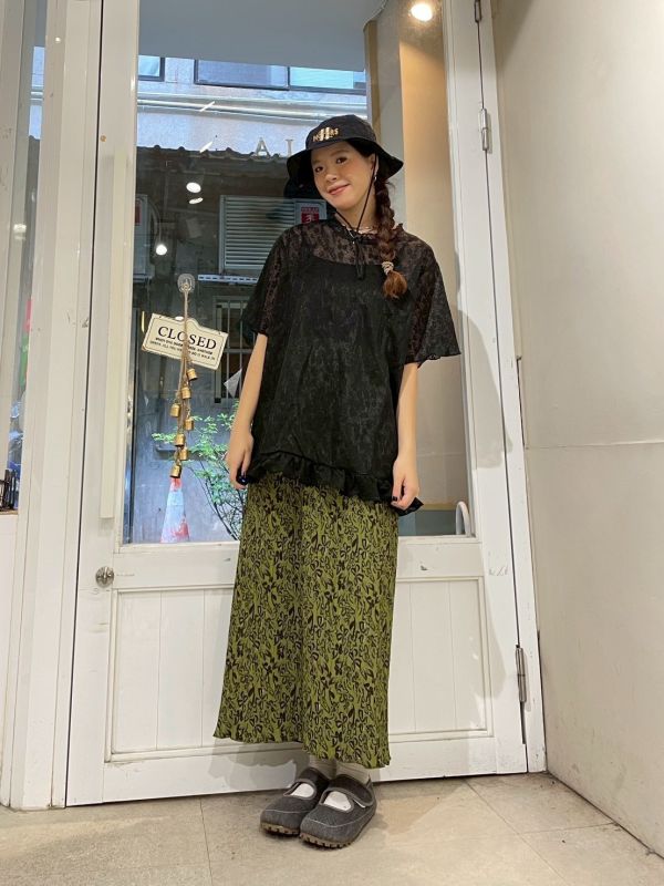 滿版波浪小花木耳捲邊長版透膚短袖上衣 