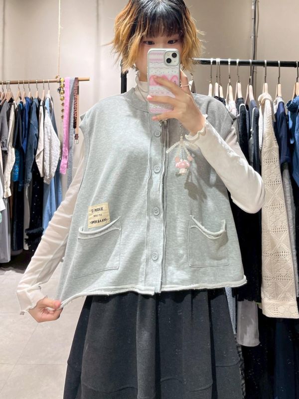 不收邊刺繡小標排扣背心 