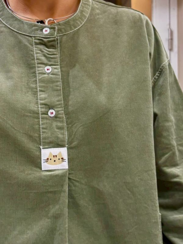 細燈芯絨貓頭布標上衣 