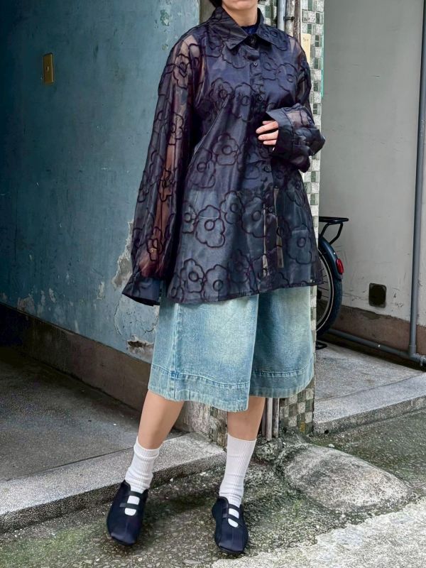 立體花透紗圓弧側開衩長袖襯衫 