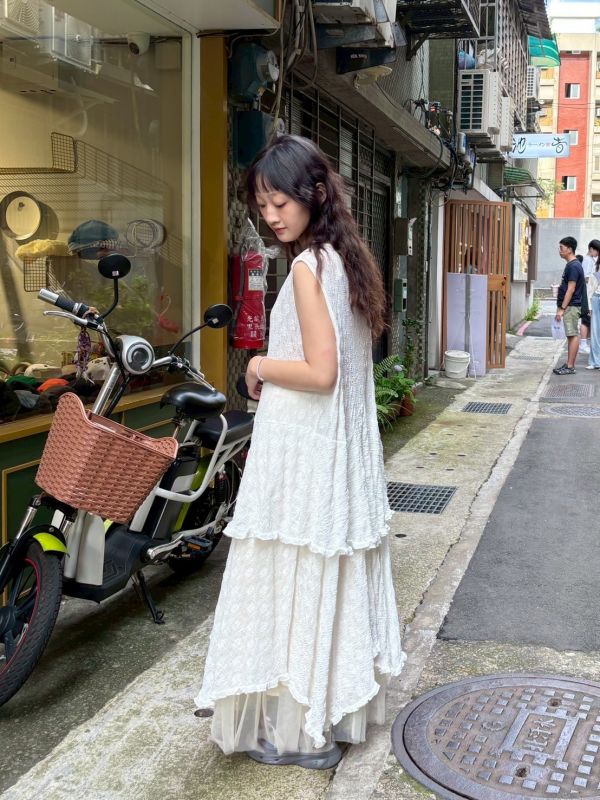 蕾絲花層次花邊背心洋裝 
