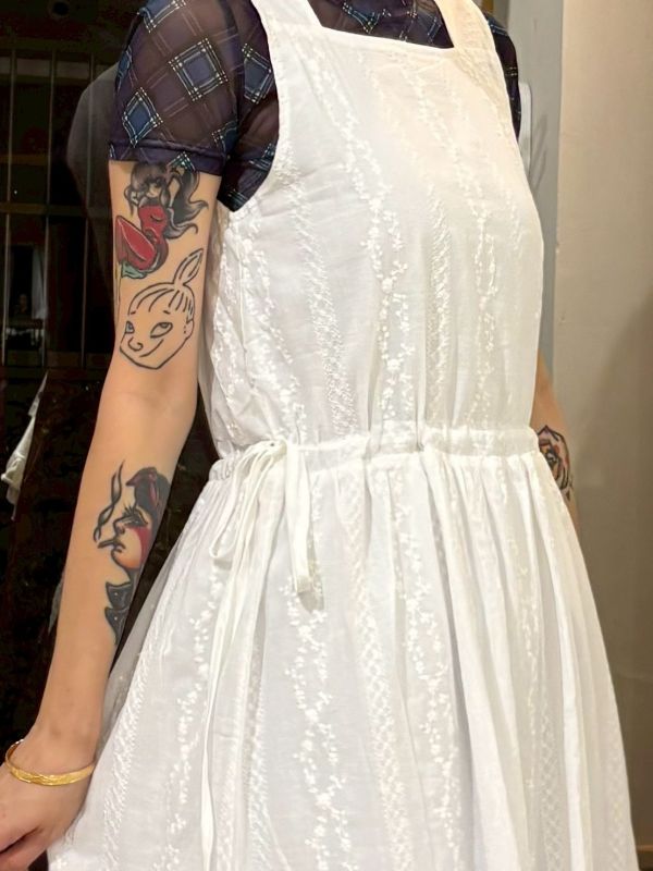 精緻刺繡寬肩帶平口腰抽繩白色背心洋裝 
