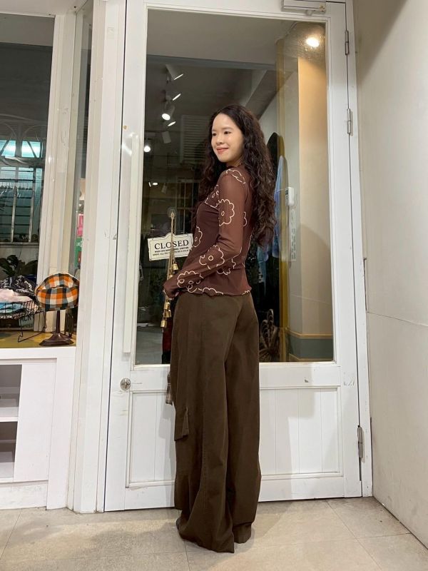 滿版插畫小花木耳捲邊透露上衣 