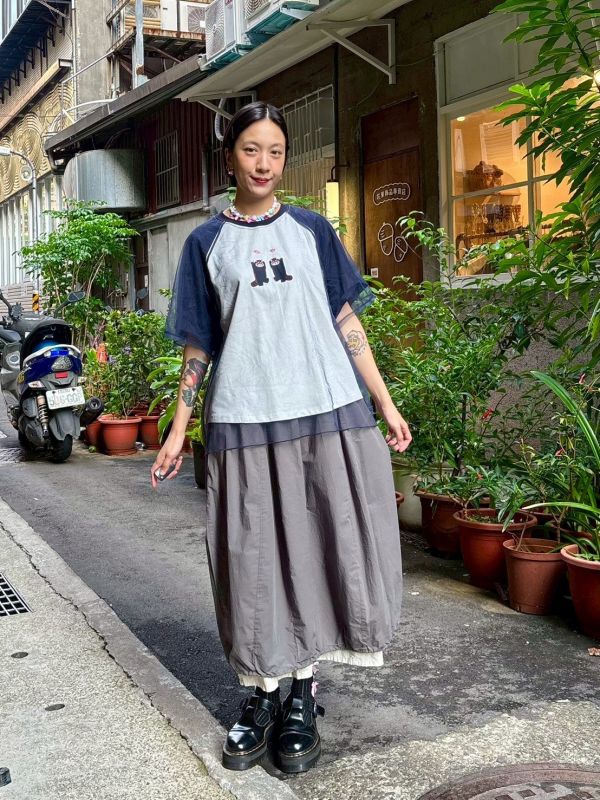 棒球接袖刺繡浣熊菇菇外層紗短Tee 
