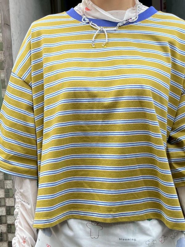 短版橫條紋短袖上衣 