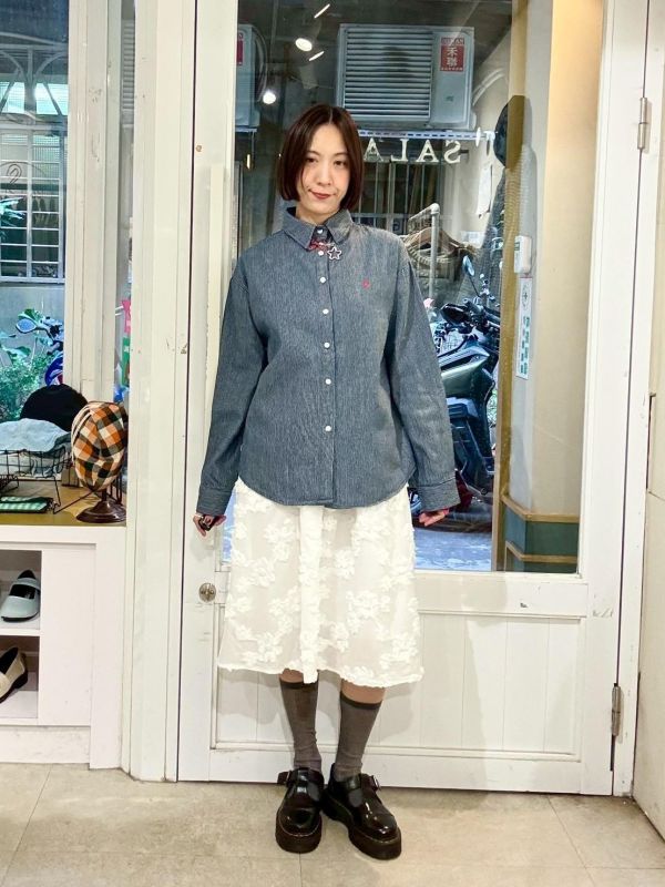 刺繡小愛心細條紋挺版牛仔襯衫 