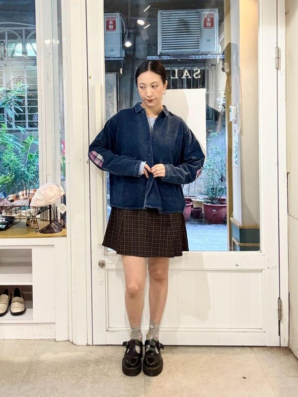 短版牛仔布格紋拼接翻蓋大口袋上衣 