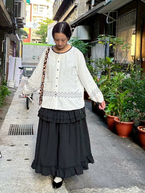 藍色領滾邊袖子下擺捲捲刺繡布釦棉質長袖上衣 