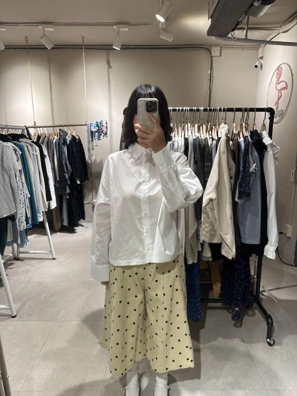 白色花邊領襯衫 