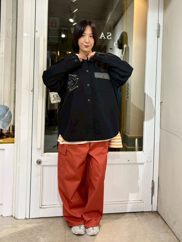 背大刺繡圖正面刺繡和平鴿灰領襯衫 