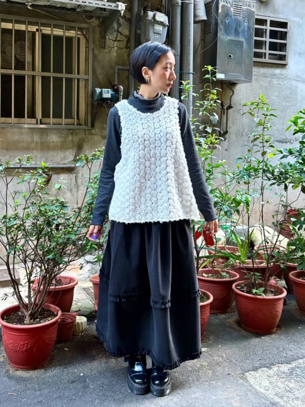 白色滿版立體玫瑰花兩側綁帶背心 