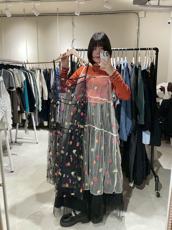 彩色花卉刺繡吊帶紗洋裝 